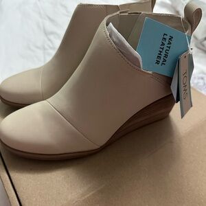 TOMS Women's Cream Leather Ankle Boots